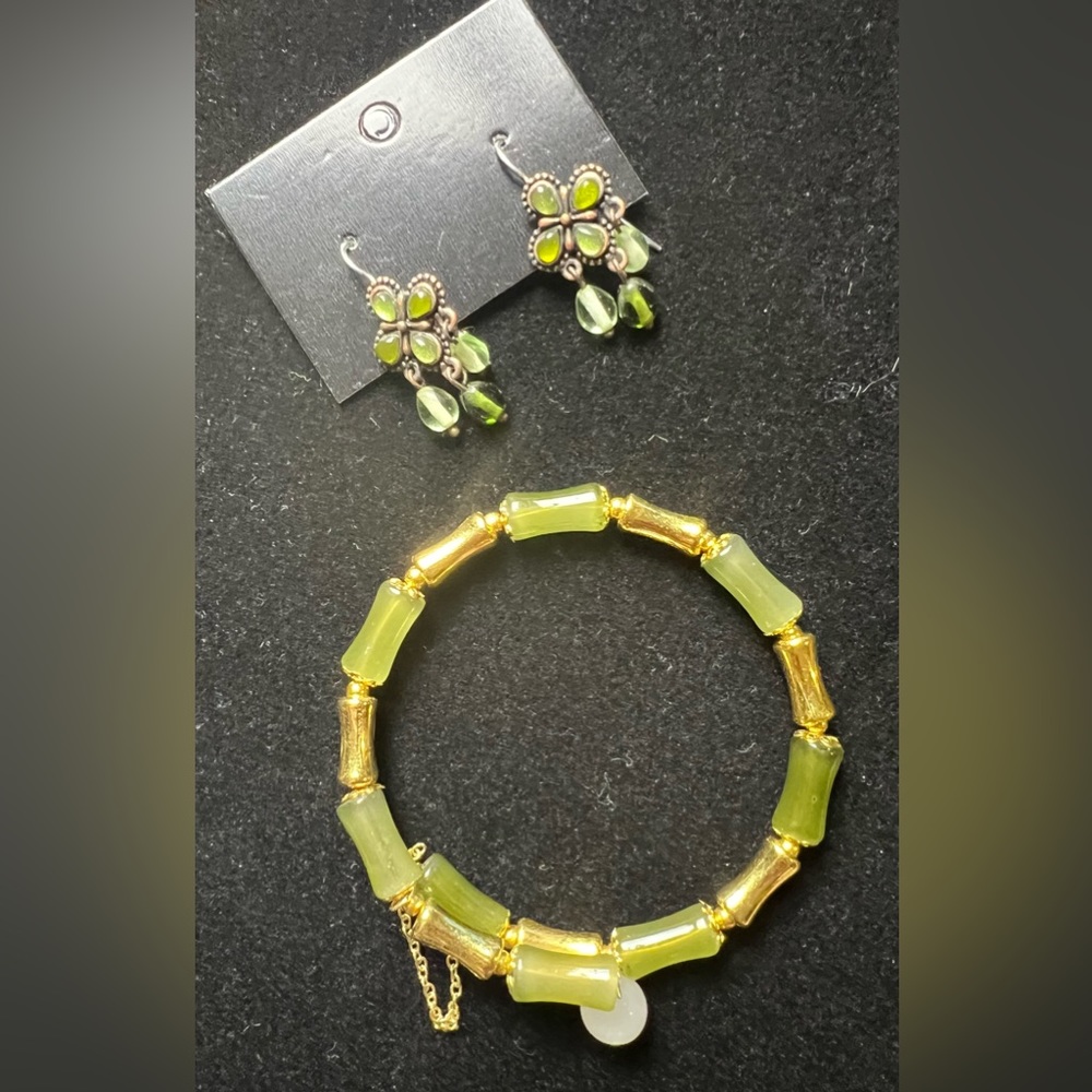 Green and gold tone bracelet. Vintage green earrings